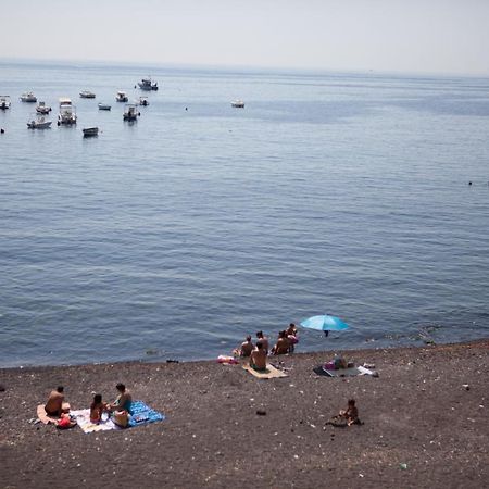 アチレアーレ Un Tuffo Nella Baia Di Capomulini Bed & Breakfast エクステリア 写真