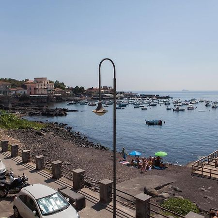 アチレアーレ Un Tuffo Nella Baia Di Capomulini Bed & Breakfast エクステリア 写真