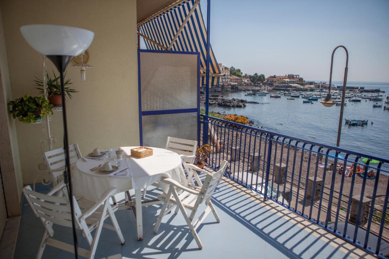 アチレアーレ Un Tuffo Nella Baia Di Capomulini Bed & Breakfast エクステリア 写真