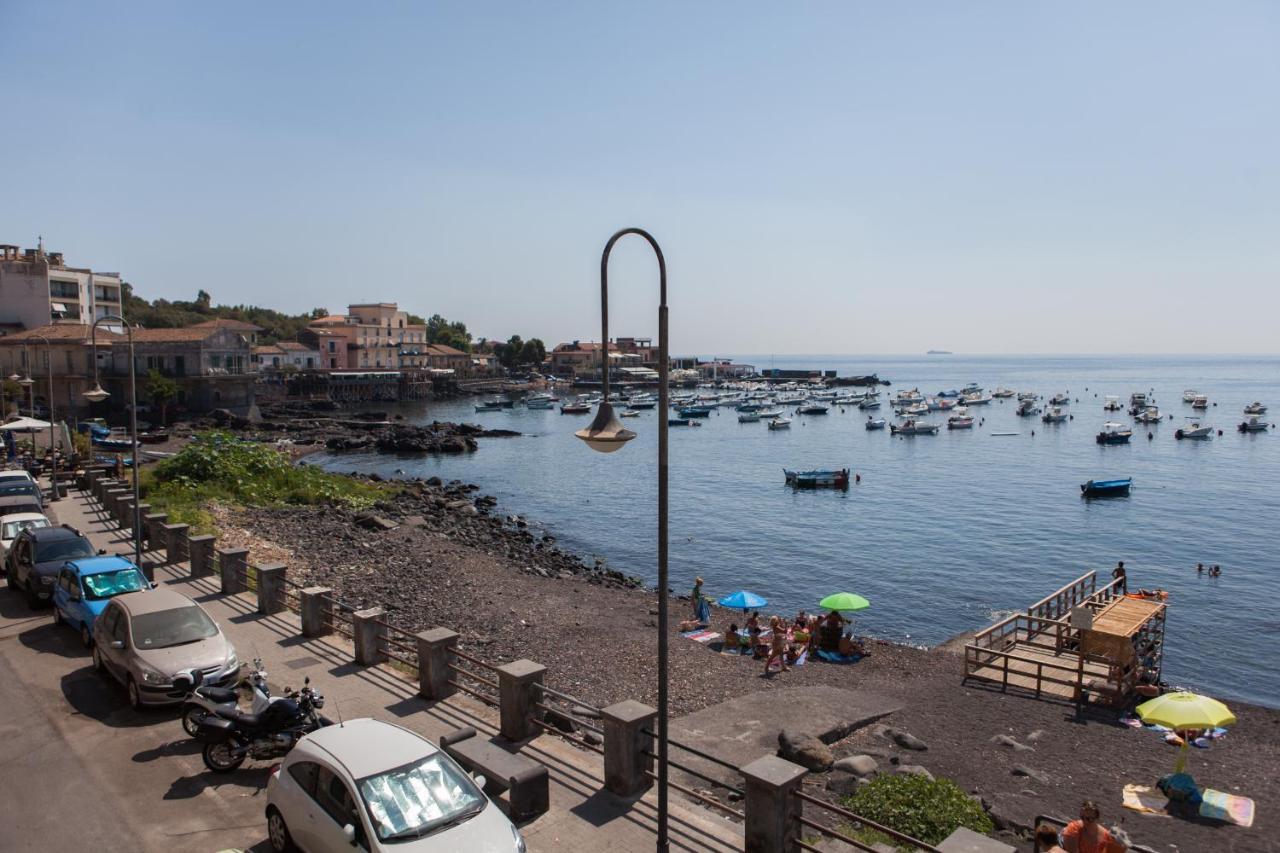 アチレアーレ Un Tuffo Nella Baia Di Capomulini Bed & Breakfast エクステリア 写真