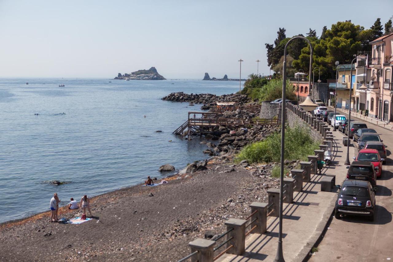 アチレアーレ Un Tuffo Nella Baia Di Capomulini Bed & Breakfast エクステリア 写真