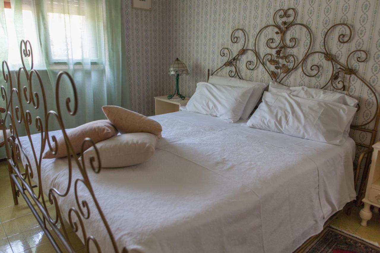 アチレアーレ Un Tuffo Nella Baia Di Capomulini Bed & Breakfast エクステリア 写真