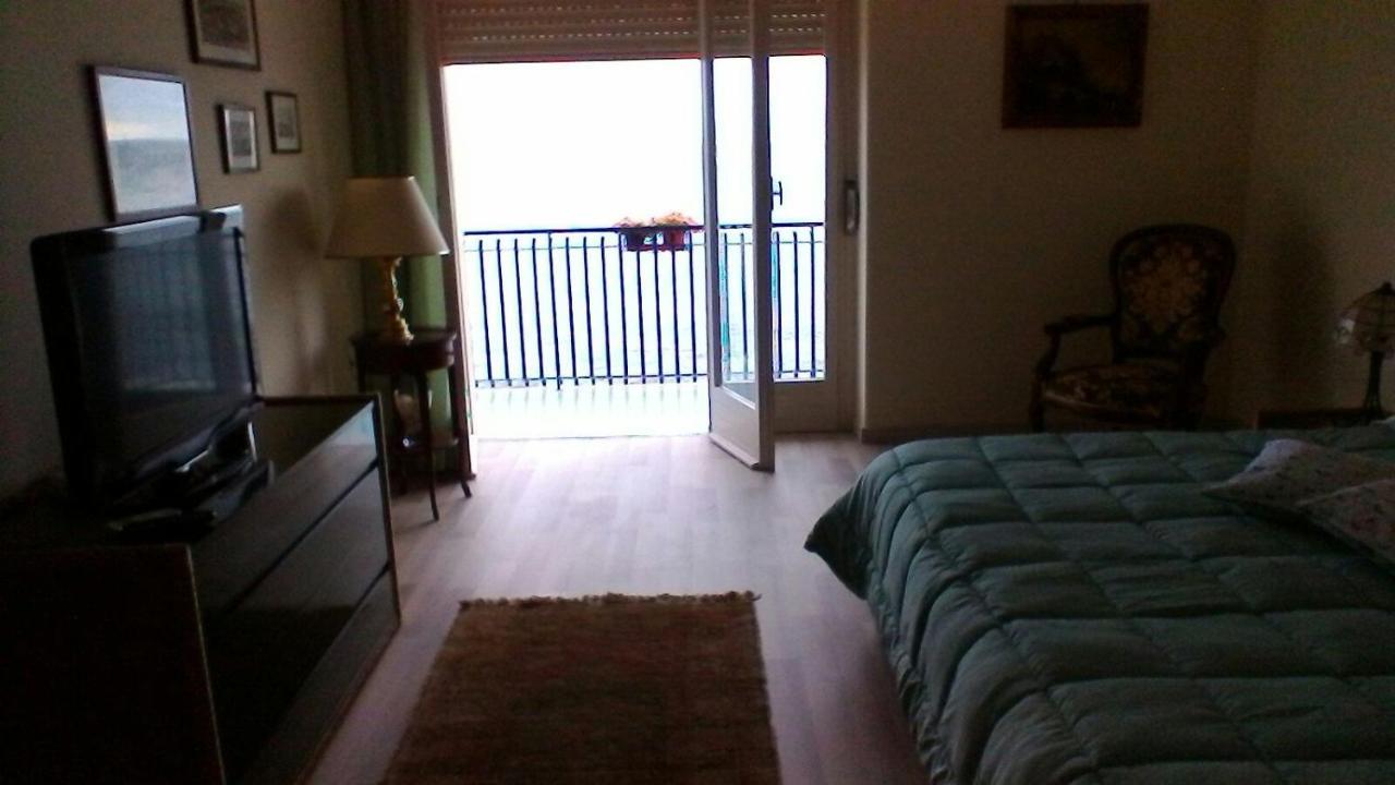 アチレアーレ Un Tuffo Nella Baia Di Capomulini Bed & Breakfast エクステリア 写真